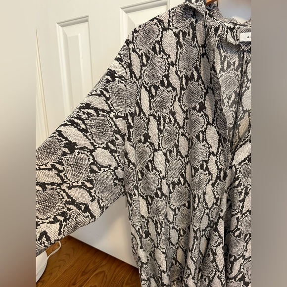 A.L.C. Noreen Dolman Snake-Print Silk Blouse size 2 - Picture 6 of 11